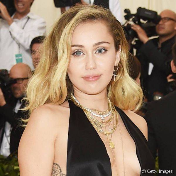 Make Miley Cyrus Met Gala 2018: tons nude e bem esfumados marcaram a maquiagem da famosa para o tapete vermelho (Foto: Getty Images)